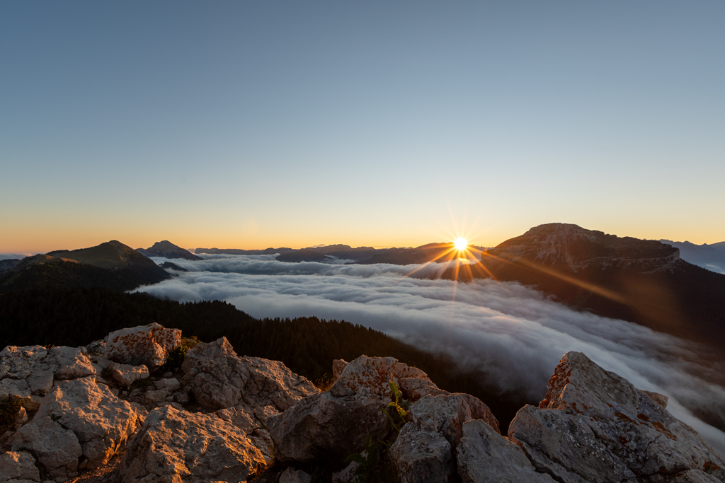 Lever de soleil avec mer de nuages depuis le sommet de la Pinéa (Chartreuse) par EZProduction