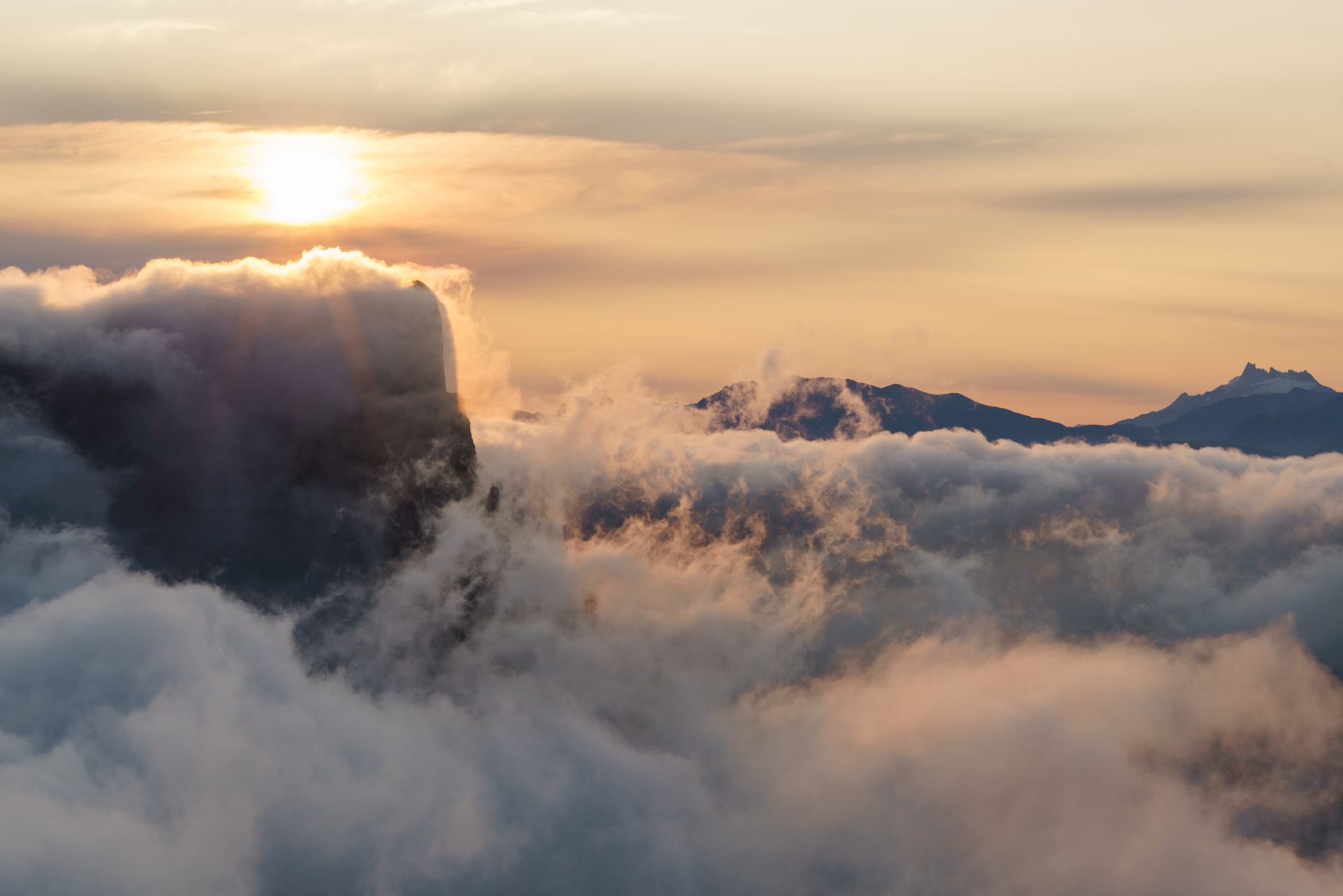 Lever de soleil avec mer de nuages depuis le sommet de la croix de la balme (Vercors) par EZProduction