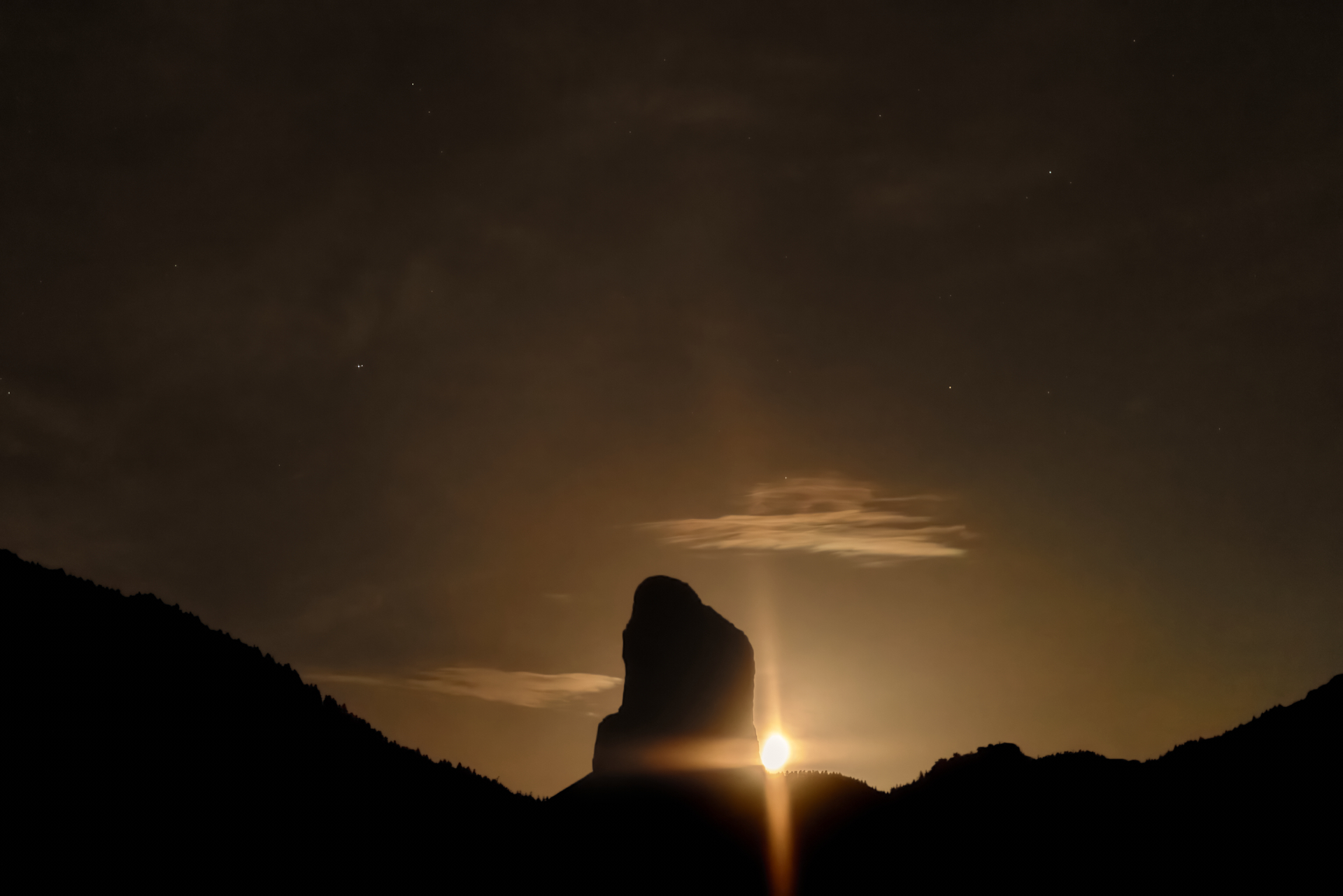 le mont aiguille dans le vercors avec un coucher de lune l'Académie d'EZ